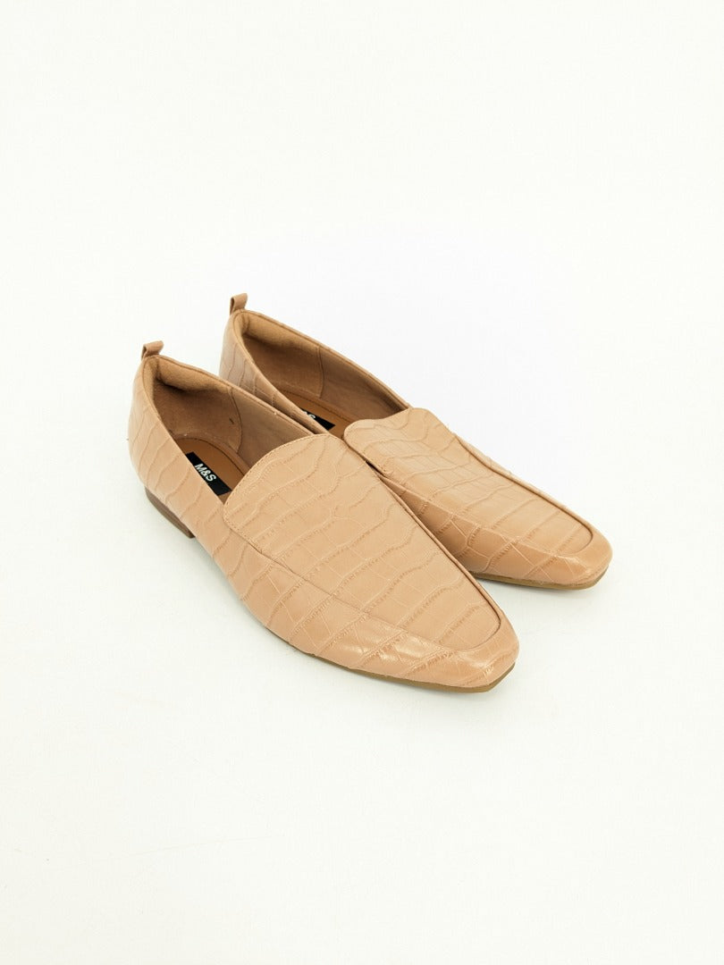 Slip store in loafers